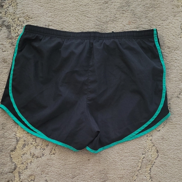 Nike Black and Green Athletic Shorts Lightweight Design Size M - Picture 3 of 6